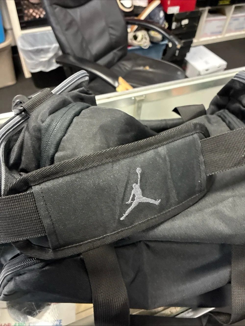 Nike Duffle Gym Bag ( 17”x11”x10”) Black E2-759 Pre Owned Used
